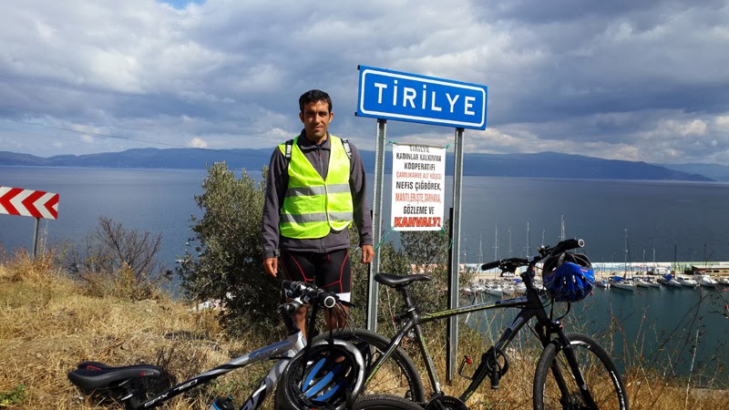 Trilye tabelası önünde Hakanın fotoğrafı