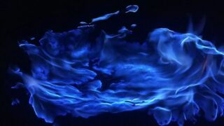 Ijen yanardağı/Blue Fire/Mavi Ateş. Ijen, Endonezya'da halen aktif olan ve sülfür püskürten bir volkanik dağ. Geceleyin bu dağa tırmandığımda sülfürün yanmasıyla ortaya çıkan böyle bir mavi görsel şölenle karşılaştım. Gün aydınlanınca da etrafımdaki krater gölünü fark edip bu güzelliğe hayran kaldım. Tabii her güzelliğin arkasında bir emek vardır. Buraya gelmek, bu dumanlar arasında gaz maskesiyle dolaşmama rağmen görüntü çekmek kolay olmadı. Daha uzun süreli görüntüleri Youtube kanalıma eklemeye başladım. Aşağıdaki linkten takip edebilirsiniz.
http://bit.ly/endoali
#endonezya