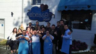 Üsküdar'daki Tebessüm kahvesini ziyaret edin. Down sendromlu gençlerin çalıştığı bu yerde huzur var.
Merhamet, şefkat ve sevgi duygularını yaşattıkları için bu kafenin kuruluşunda emeği geçenlere teşekkürler.